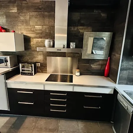 Golden Mile Apartment *