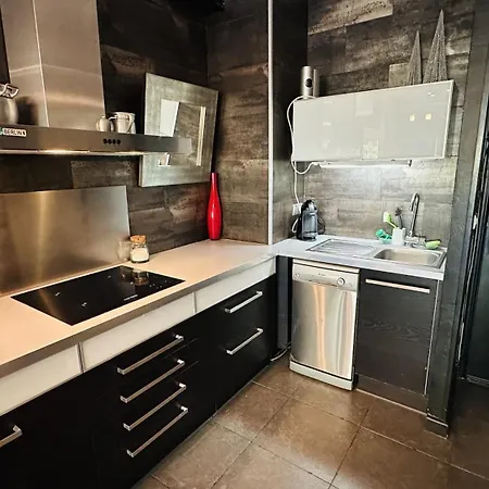 Golden Mile Apartment *